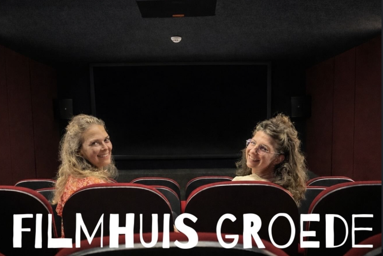 Twee bezoekers in de zaal van Filmhuis Groede