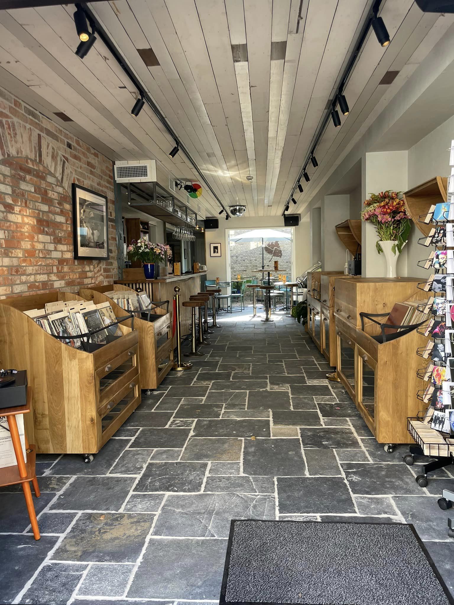 Het interieur van De Platenbar met platenbakken en bar