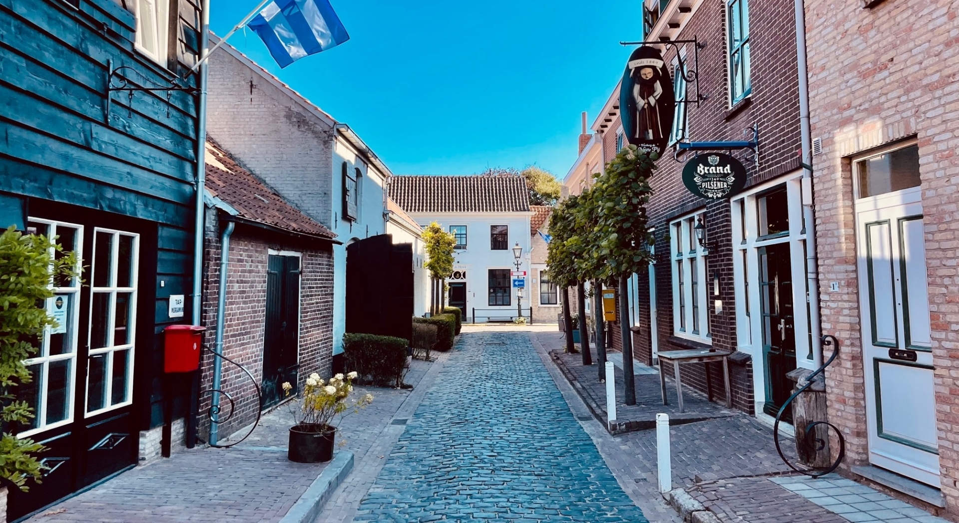 De Slijkstraat in Groede, waar De Platenbar is gevestigd